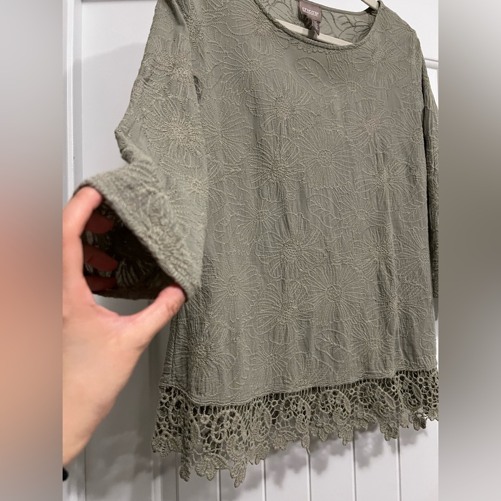 Chico’s 2 Olive Green Floral Breathable Cotton Embroidered Crochet Hem Boho Top - Picture 6 of 8